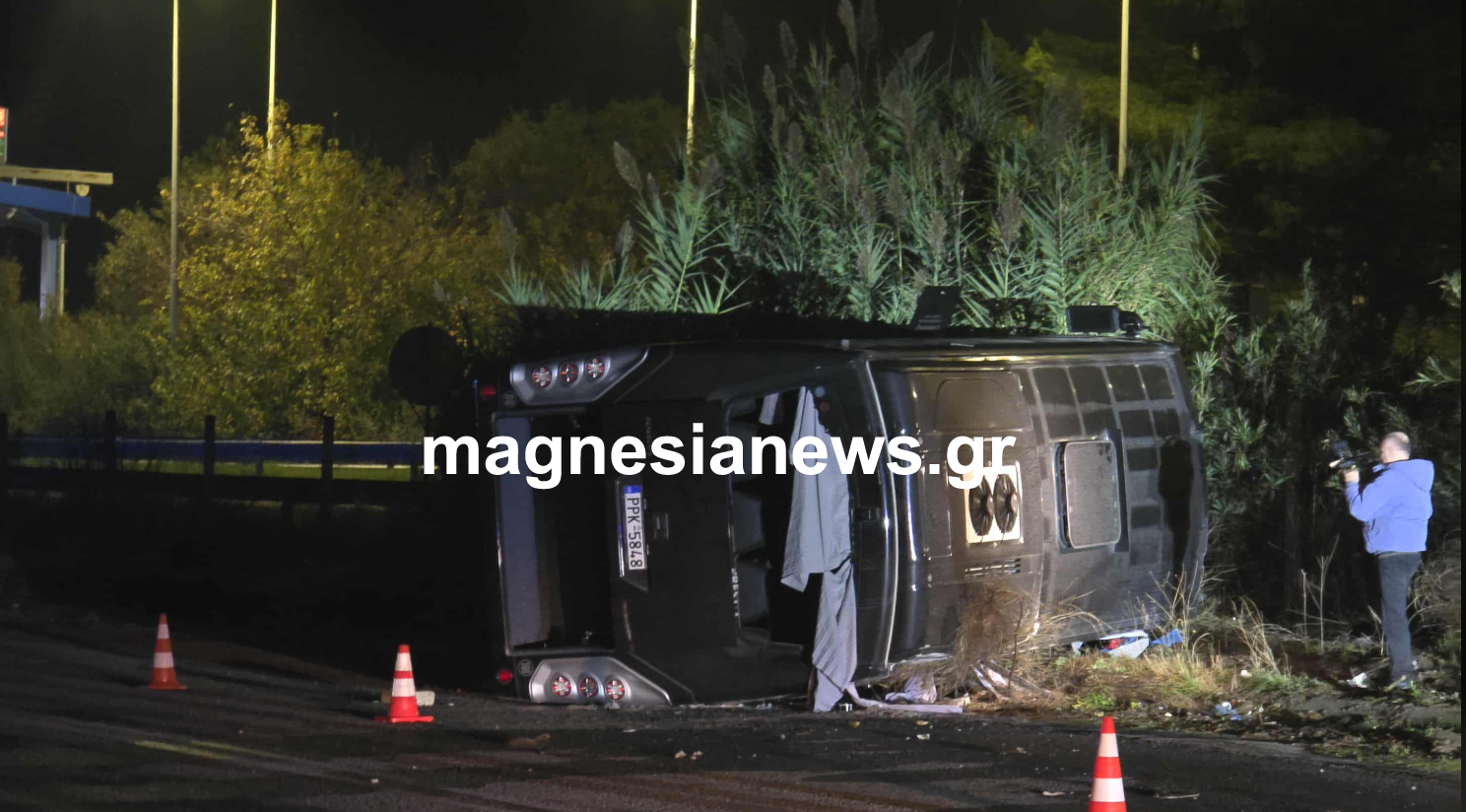 Τροχαίο ατύχημα στο Βελεστίνο με ανατροπή μικρού λεωφορείου – 13 τραυματίες-2