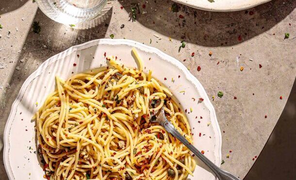 μακαρονάδα-με-τόνο-κονσέρβας-και-κάππ-563906395