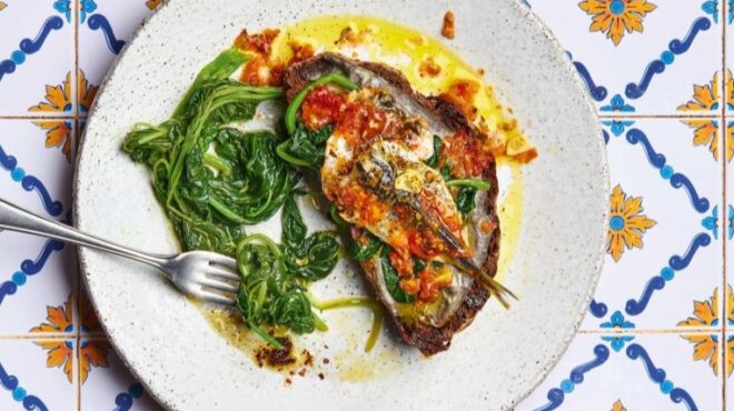 μεζές-με-χόρτα-μαύρο-ταραμά-και-σαρδέλ-563899726