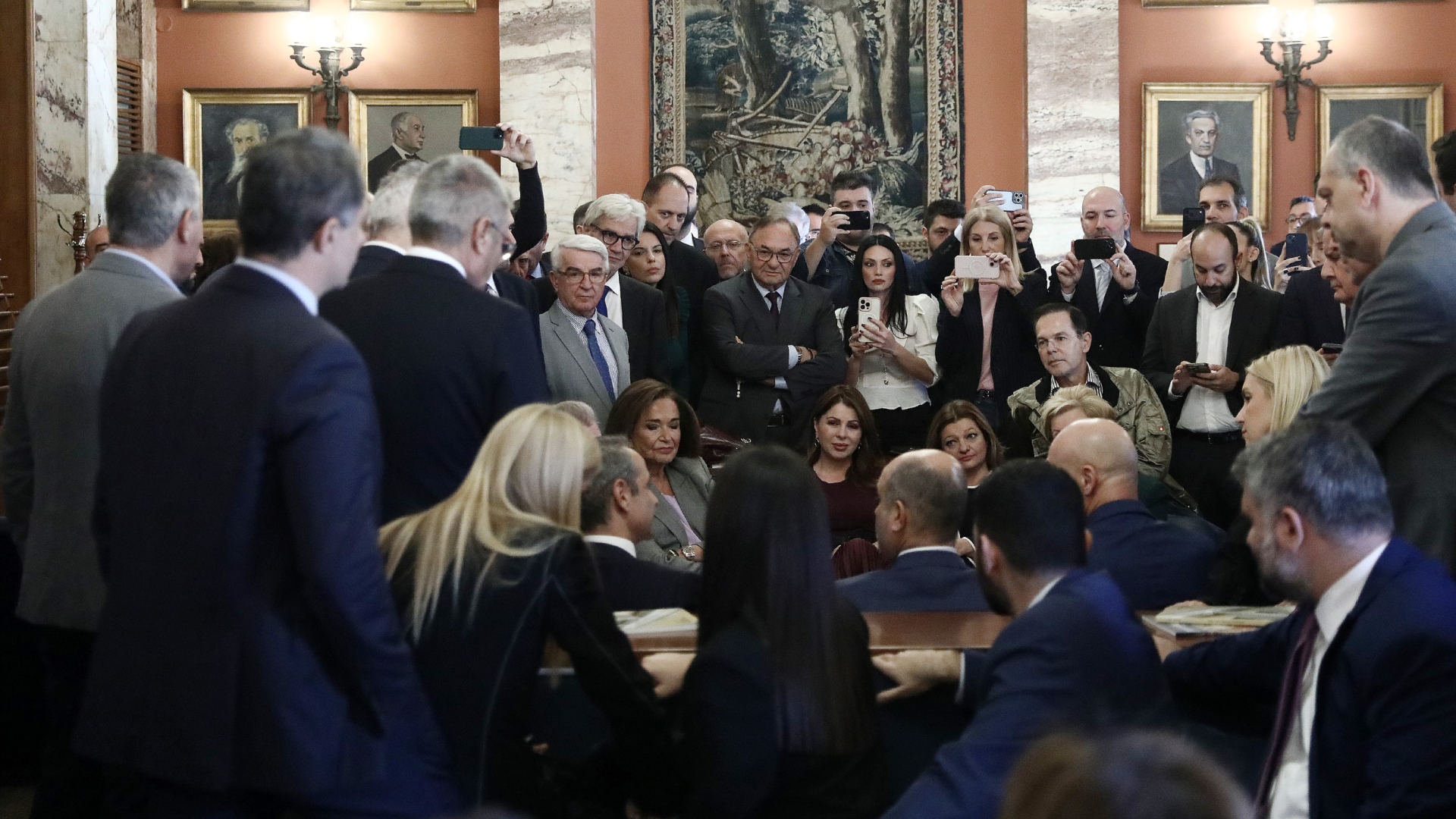 «Πηγαδάκι» Μητσοτάκη με βουλευτές της Ν.Δ. στη Βουλή – Τι είπε για τις εκλογές [εικόνες]-1