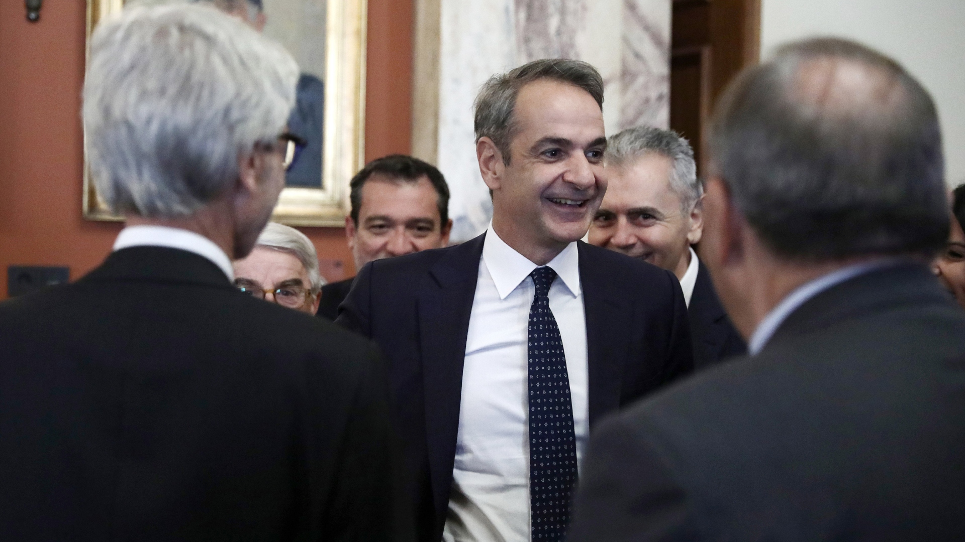 «Πηγαδάκι» Μητσοτάκη με βουλευτές της Ν.Δ. στη Βουλή – Τι είπε για τις εκλογές [εικόνες]-2