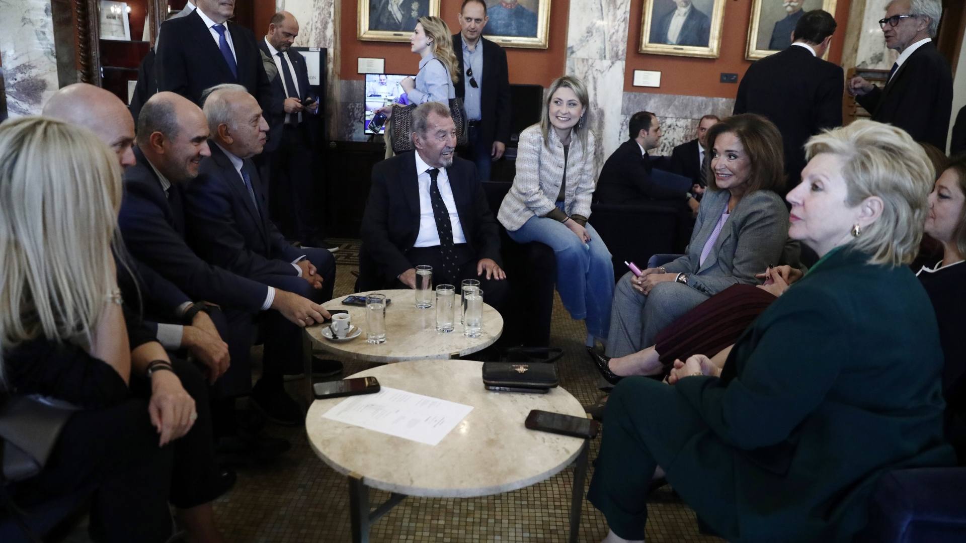 «Πηγαδάκι» Μητσοτάκη με βουλευτές της Ν.Δ. στη Βουλή – Τι είπε για τις εκλογές [εικόνες]-3