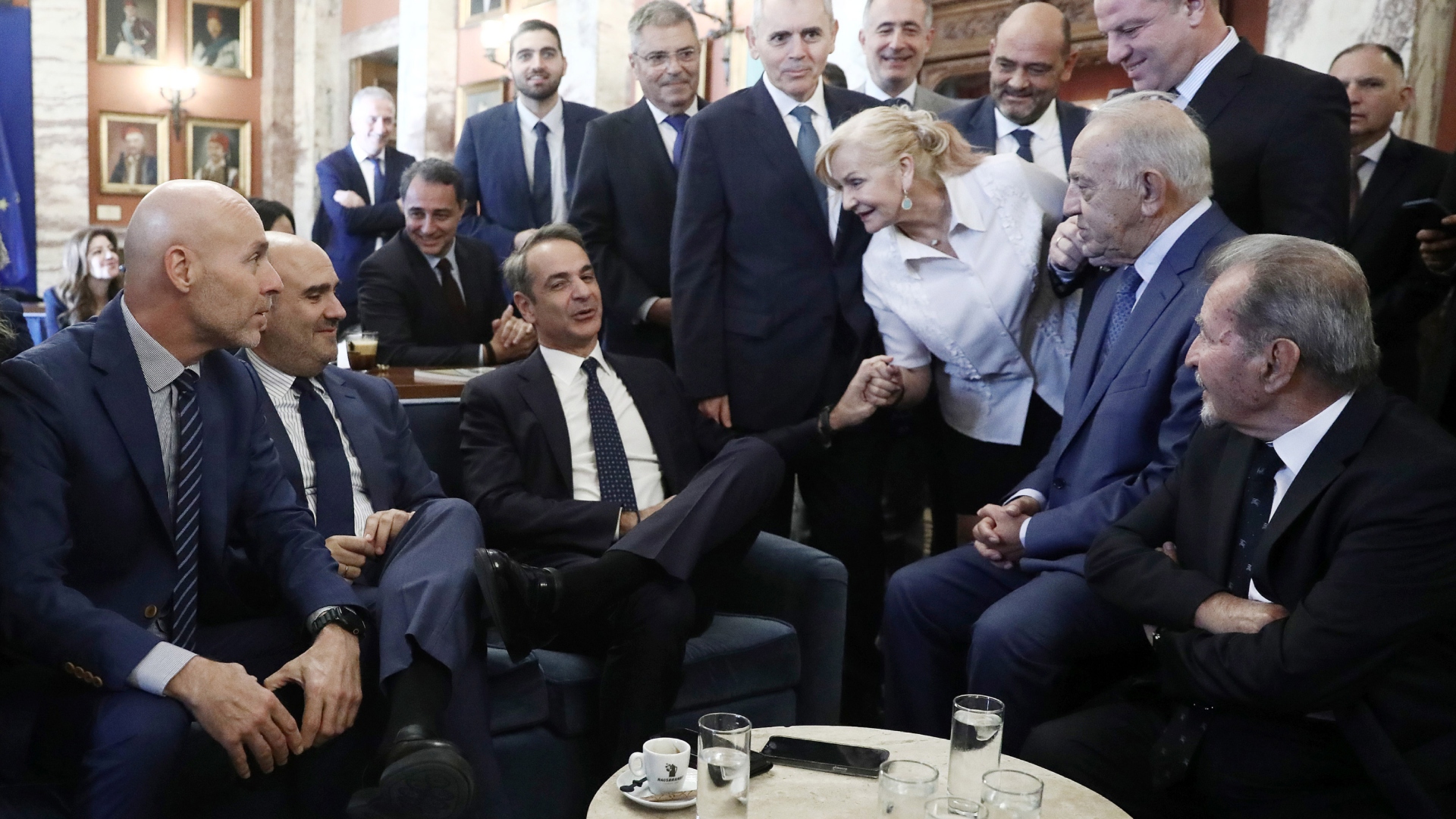 «Πηγαδάκι» Μητσοτάκη με βουλευτές της Ν.Δ. στη Βουλή – Τι είπε για τις εκλογές [εικόνες]-4