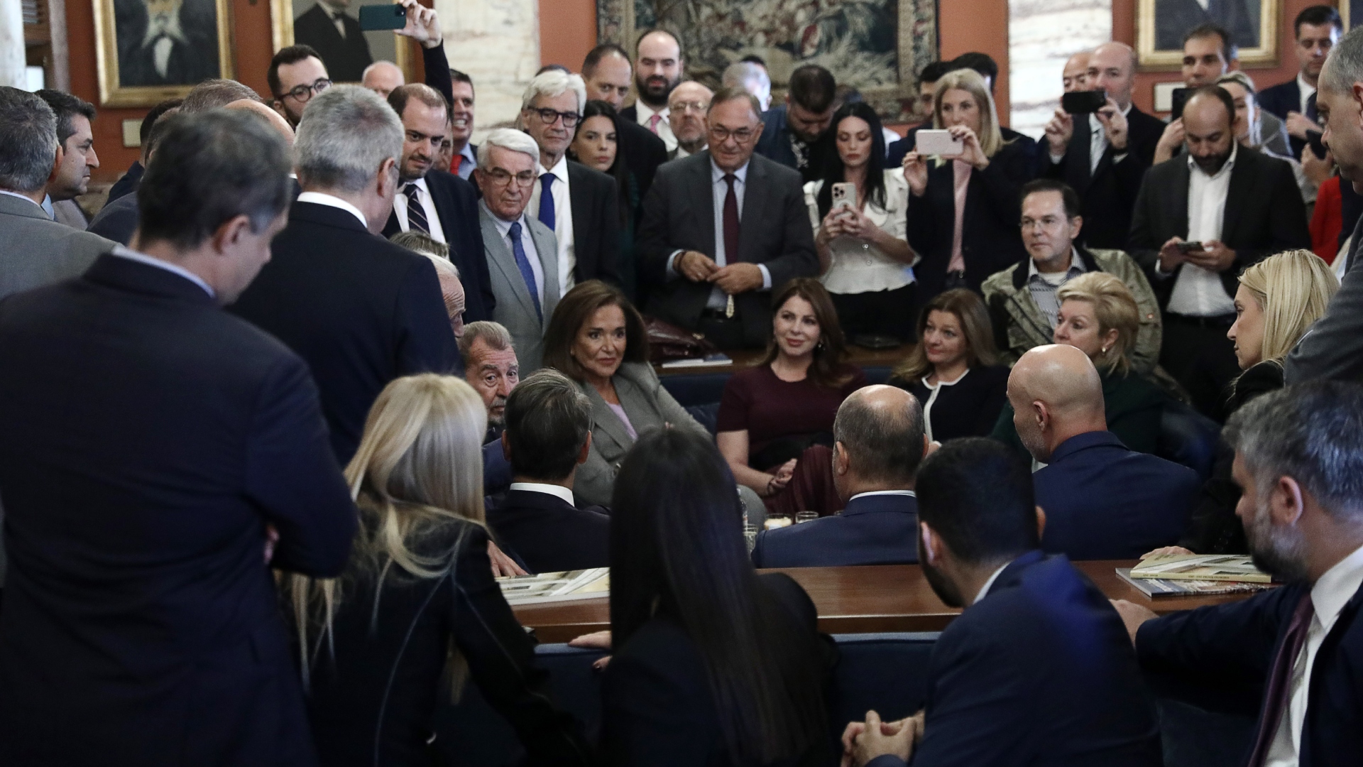 «Πηγαδάκι» Μητσοτάκη με βουλευτές της Ν.Δ. στη Βουλή – Τι είπε για τις εκλογές [εικόνες]-5