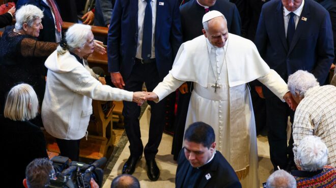 πάπας-λέων-εγινε-δεκτός-με-ύμνους-και-χ-563946307