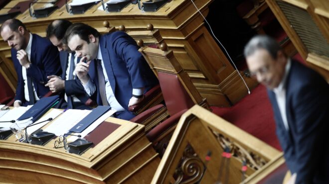 κόντρα-πιερρακάκη-φάμελλου-για-τα-ελ-563907193