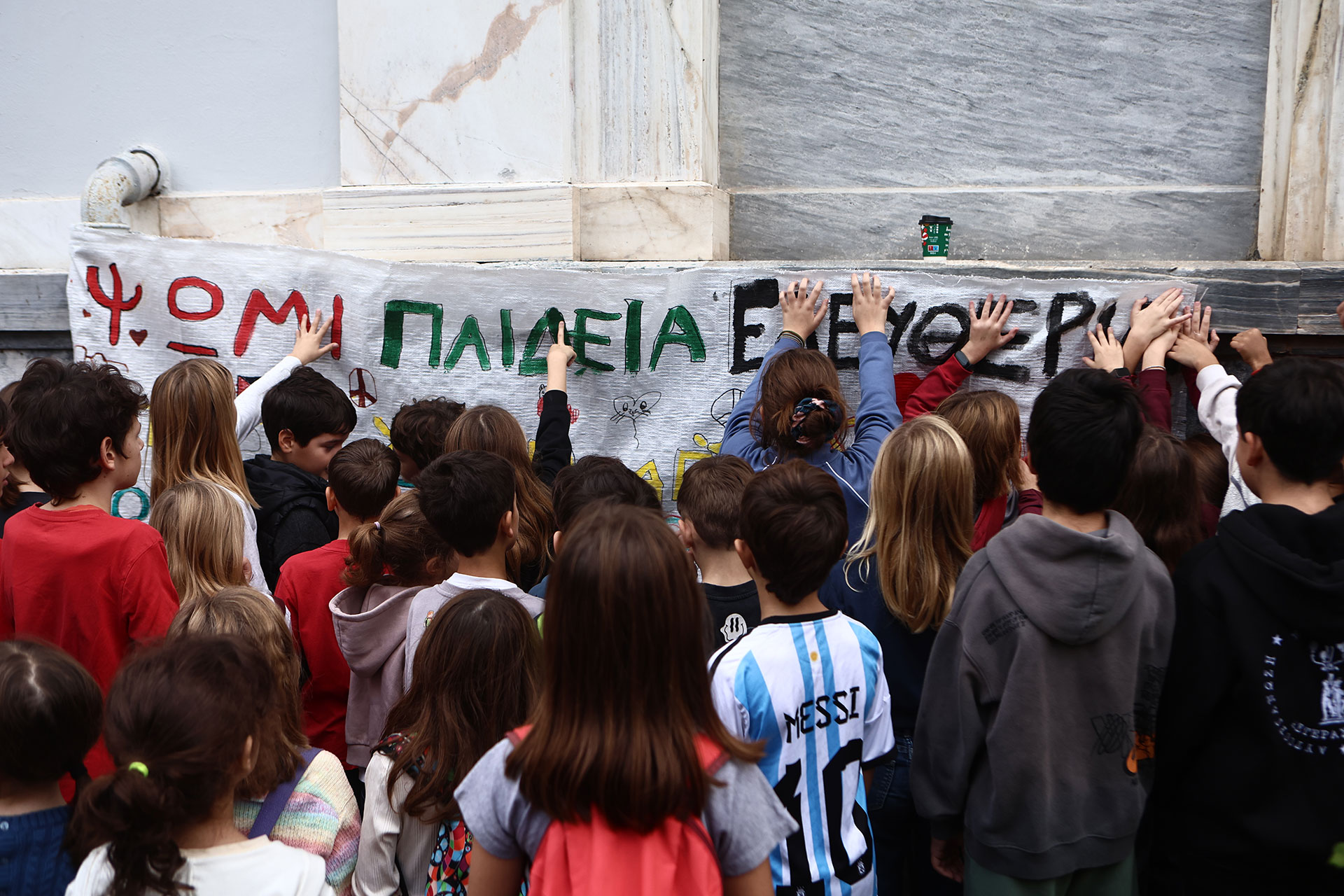 Πολυτεχνείο: Πλήθος κόσμου για την 52η επέτειο – Εκλεισαν οι πύλες-2