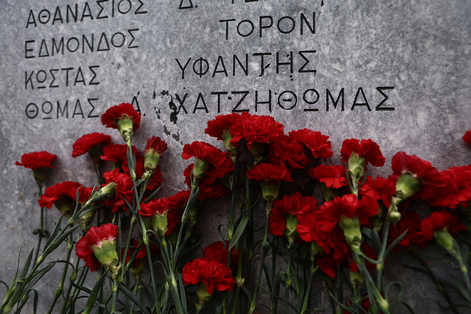 Πολυτεχνείο: Πλήθος κόσμου για την 52η επέτειο – Εκλεισαν οι πύλες-1