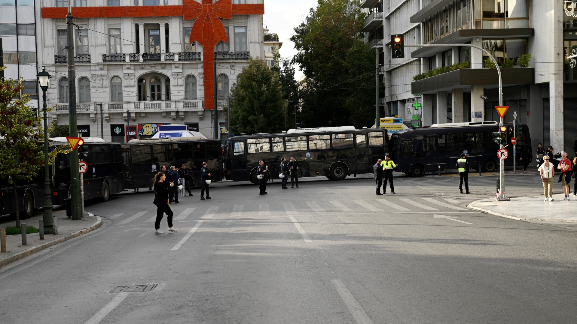 Ολοκληρώθηκε η πορεία για το Πολυτεχνείο – 11 συλλήψεις και 32 προσαγωγές-10