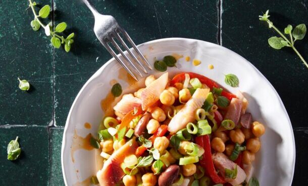 ρεβυθοσαλάτα-με-καπνιστή-πέστροφα-κα-563906407