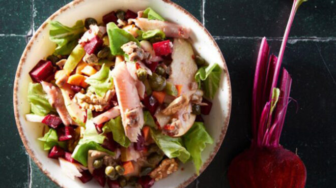 σαλάτα-με-φρούτα-παντζάρια-καπνιστή-π-563930845