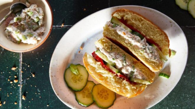 σάντουιτς-με-πεστροφοσαλάτα-και-πιπε-563933074