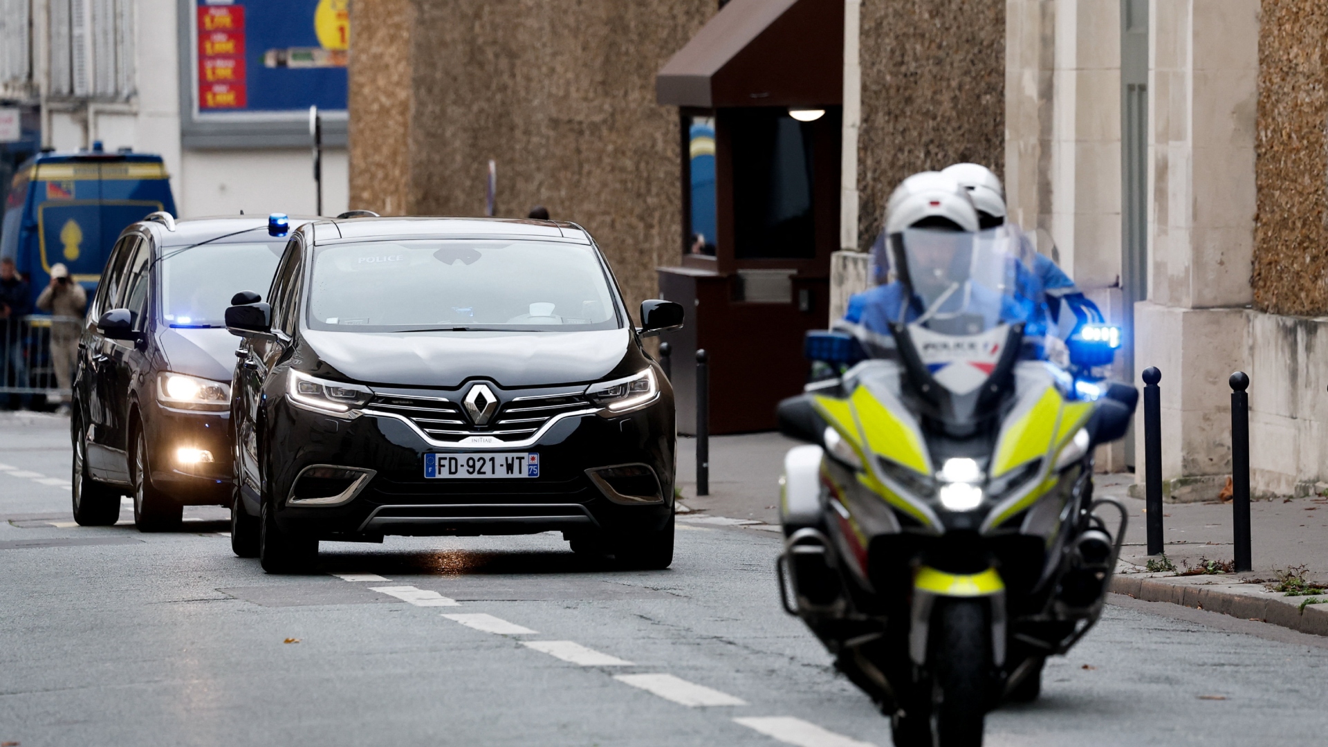 Γαλλία: Επέστρεψε σπίτι του ο Σαρκοζί – Οι όροι της αποφυλάκισής του [εικόνες – βίντεο]-1