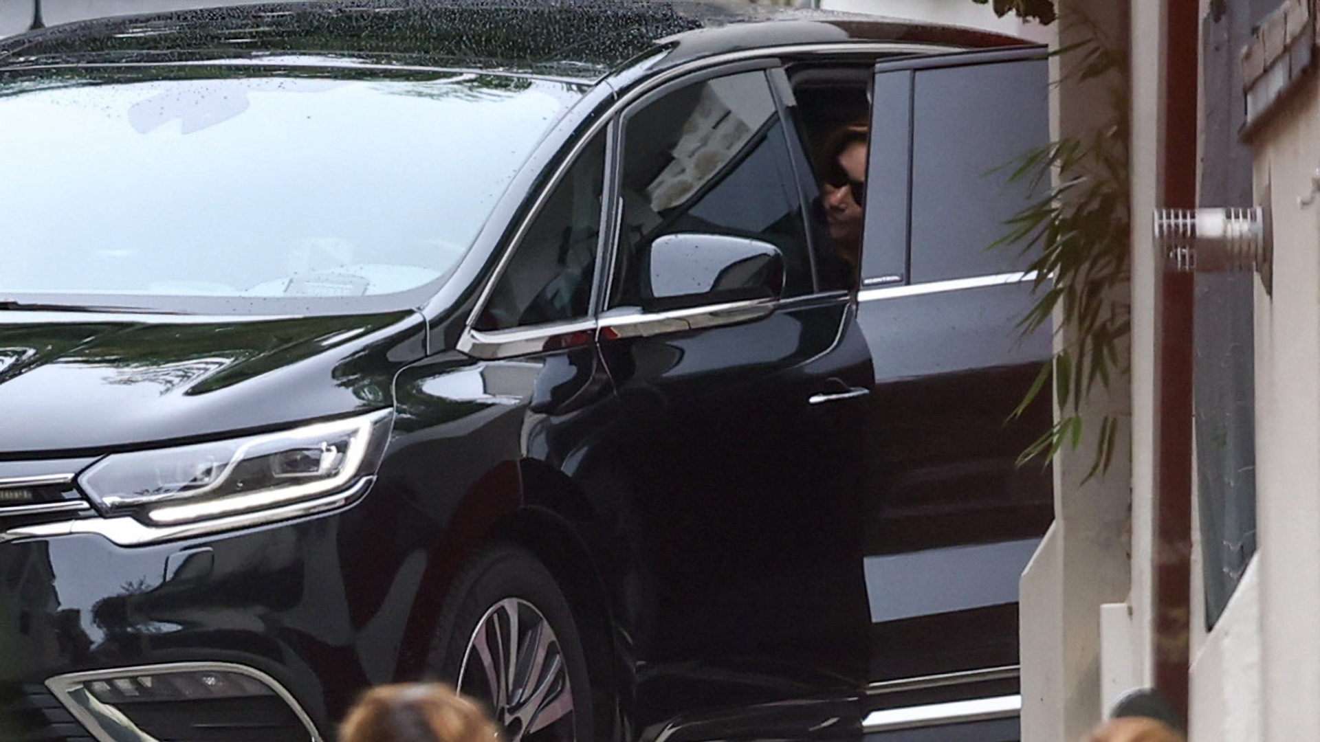 Γαλλία: Επέστρεψε σπίτι του ο Σαρκοζί – Οι όροι της αποφυλάκισής του [εικόνες – βίντεο]-2