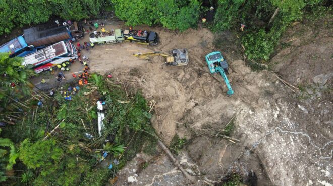 ινδονησία-εικόνες-χάους-από-τις-πλημμ-563941909