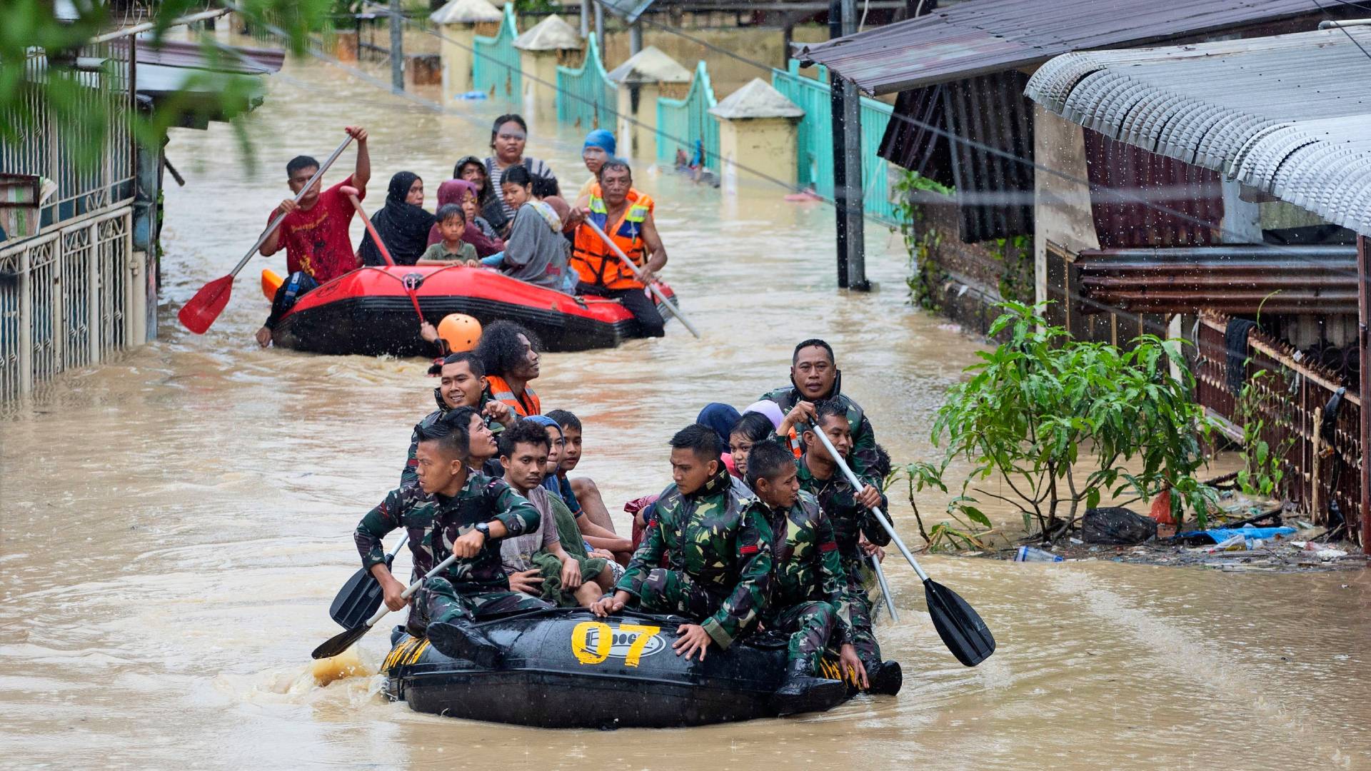 Ινδονησία: Εικόνες χάους από τις πλημμύρες – Τουλάχιστον 10 νεκροί στη Σουμάτρα (βίντεο)-1