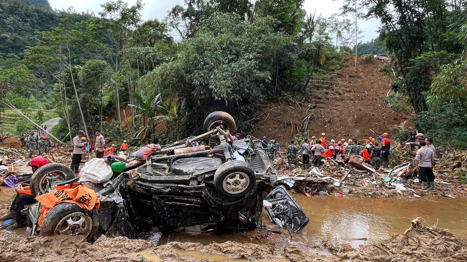 Ινδονησία: Εικόνες χάους από τις πλημμύρες – Τουλάχιστον 10 νεκροί στη Σουμάτρα (βίντεο)-2