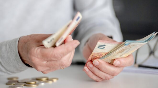 πότε-θα-καταβληθεί-η-ενίσχυση-των-250-ευρ-563934397