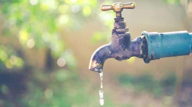 υδατοκλοπές-με-λάστιχα-σωλήνες-πίσσα-563925661