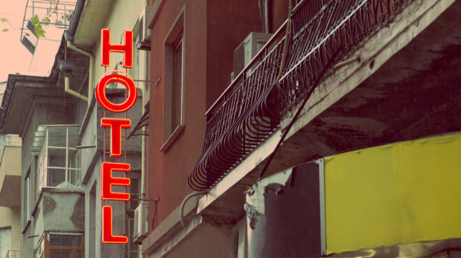 ζω-δύο-μήνες-σ-ένα-φθηνό-ξενοδοχείο-563927215