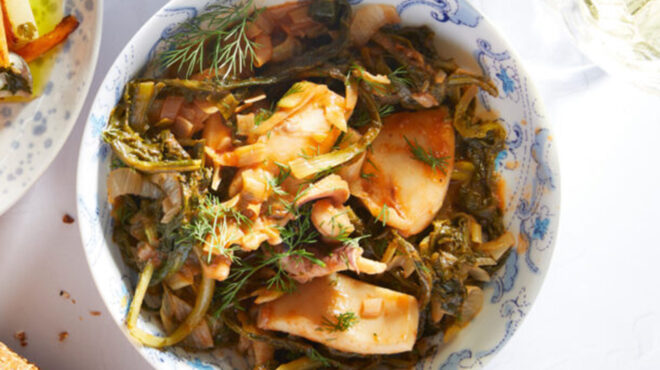 σουπιές-με-κρασί-και-χόρτα-εποχής-563931217