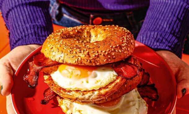 τοστ-με-μπέικον-αυγό-και-τυρί-563899318