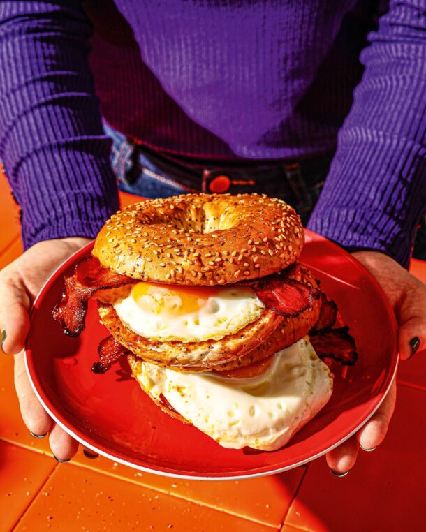 τοστ-με-μπέικον-αυγό-και-τυρί-563899318