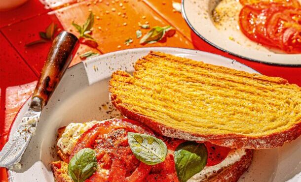 τοστ-με-ντομάτα-βασιλικό-και-γαλοτύρι-563914123