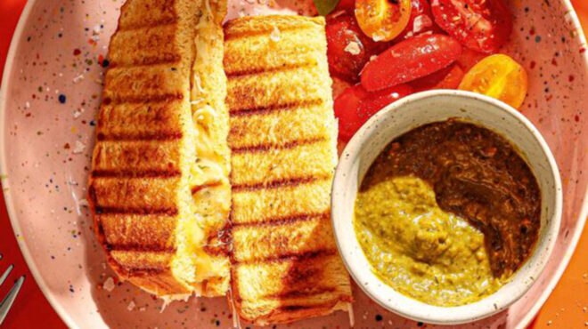 τοστ-με-ψωμί-μπριός-μοτσαρέλα-και-βασι-563943802