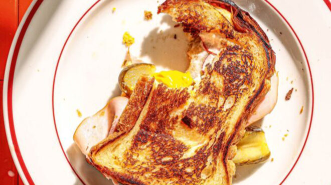 τοστ-στο-τηγάνι-με-τουρσιά-και-καπνιστ-563928685