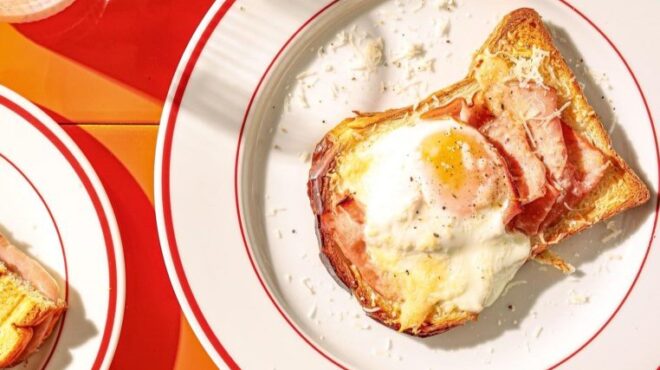 τοστάκι-φούρνου-με-ζαμπόν-αυγό-και-τρι-563903914