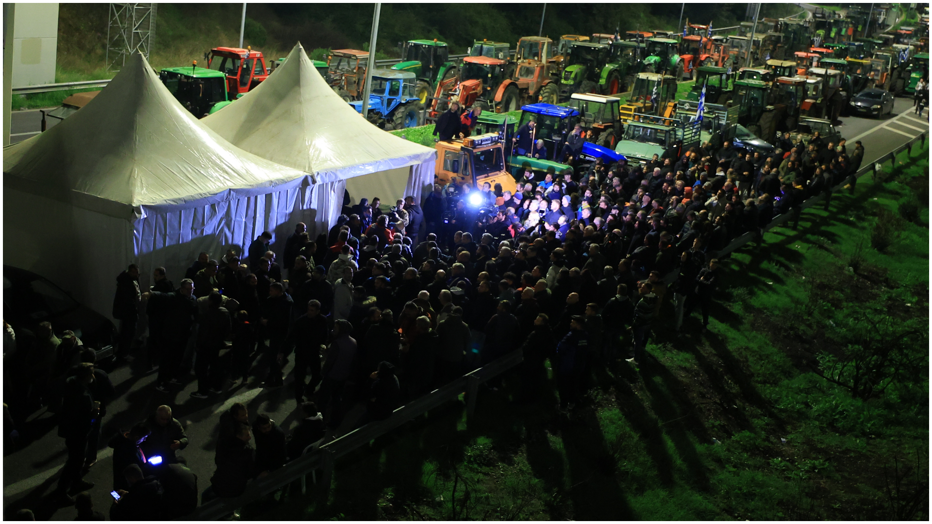 Ενισχύεται το μπλόκο των αγροτών στη Νίκαια – Τρακτέρ και στο τελωνείο των Ευζώνων-2