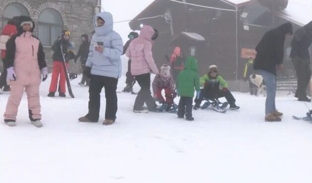 στα-λευκά-το-καϊμάκτσαλαν-πλήθος-κόσμ-563993401