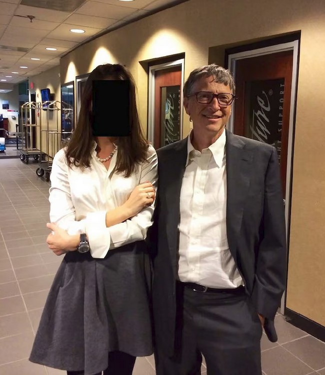 ΗΠΑ: Νέο πακέτο φωτογραφιών από το αρχείο Eπσταϊν – Τσόμσκι, Μπιλ Γκέιτς και μυστηριώδη μηνύματα-1