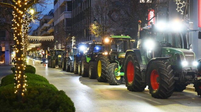 aγρότες-εορταστικό-διάλειμμα-στα-μπλό-563984302