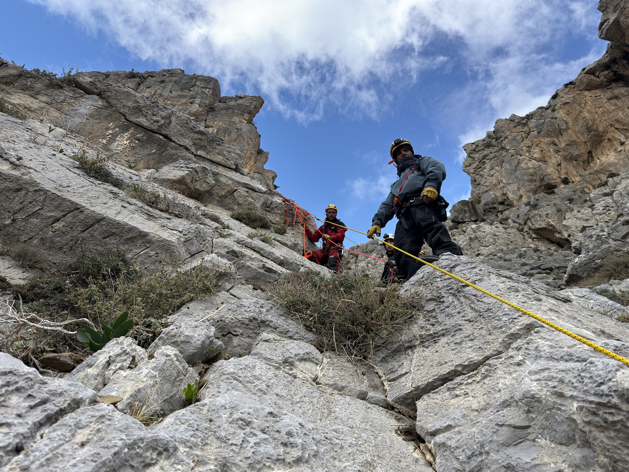 Περιμένοντας, μάταια, τη διάσωση από αέρος-1