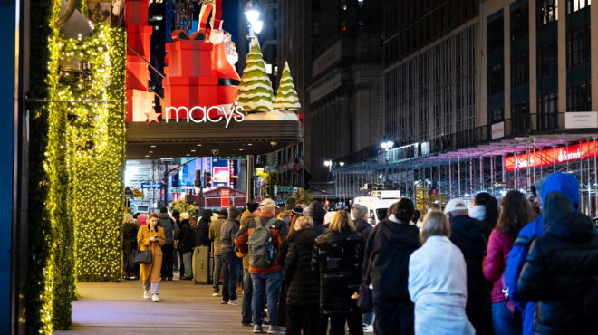 στις-προσφορές-στρέφονται-οι-αμερικα-563962042