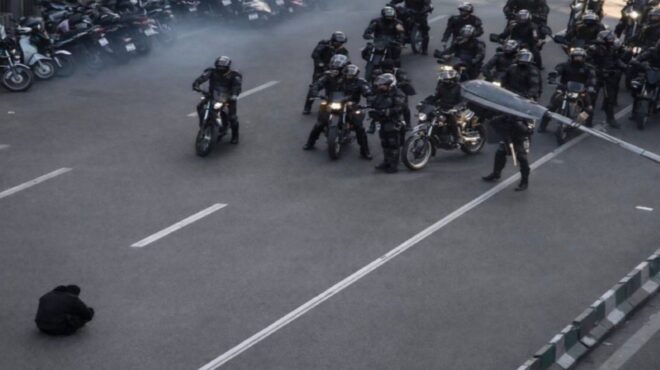 ιράν-viral-ο-διαδηλωτής-που-στάθηκε-μόνος-τ-564000532