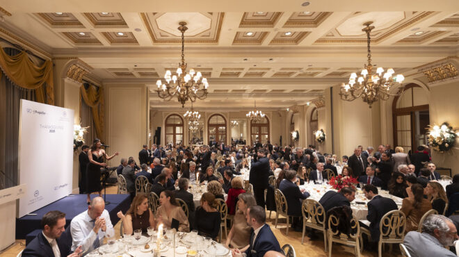 ενα-δείπνο-ευχαριστιών-στην-αθήνα-με-ν-563954470