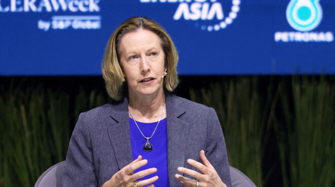 επιστροφή-σε-πετρέλαιο-και-αέριο-με-γυ-563984467