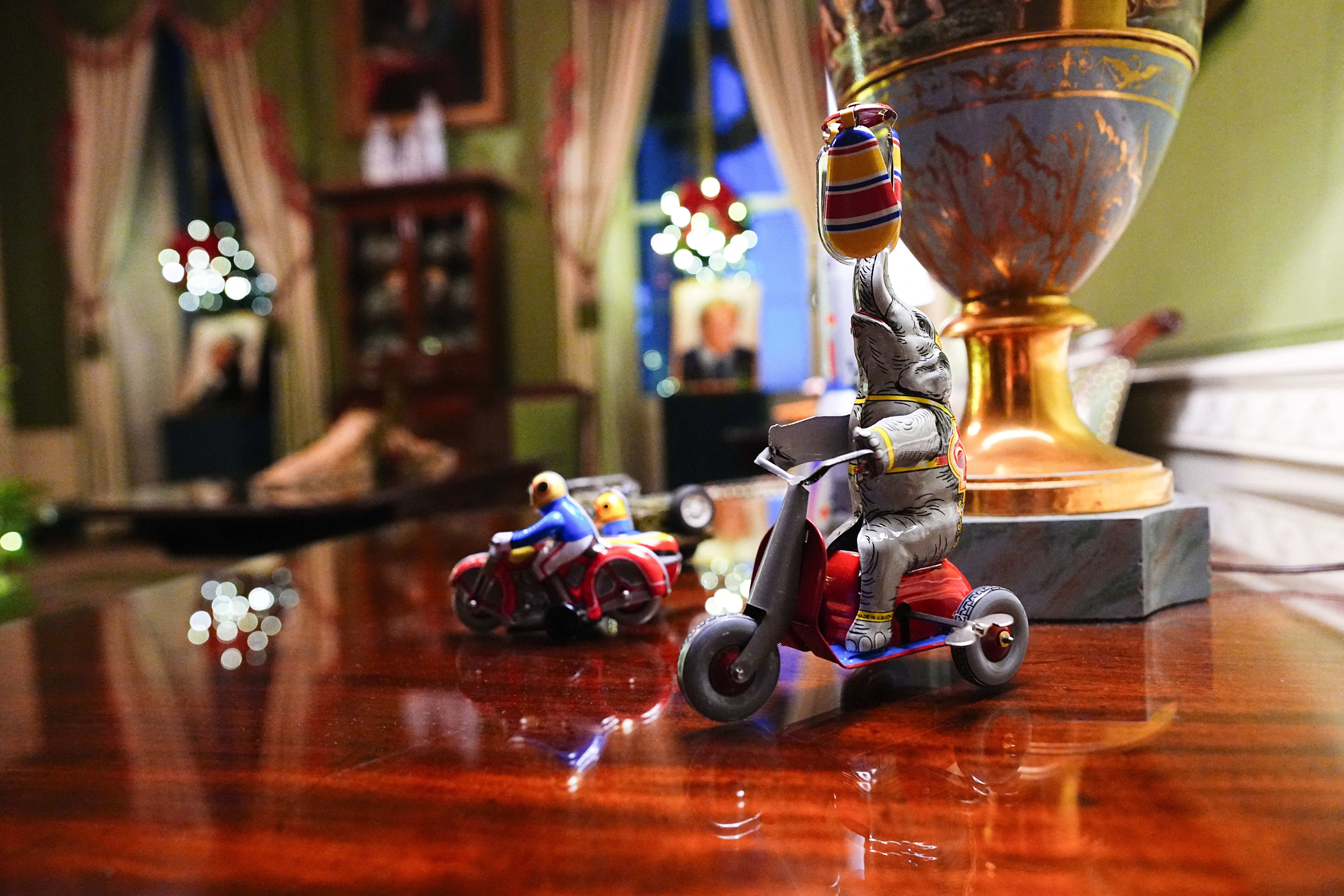 «Αποκαλυπτήρια» του γιορτινού Λευκού Οίκου από τη Μελάνια: 51 δέντρα και ένα lego πορτρέτο του προέδρου Τραμπ-8