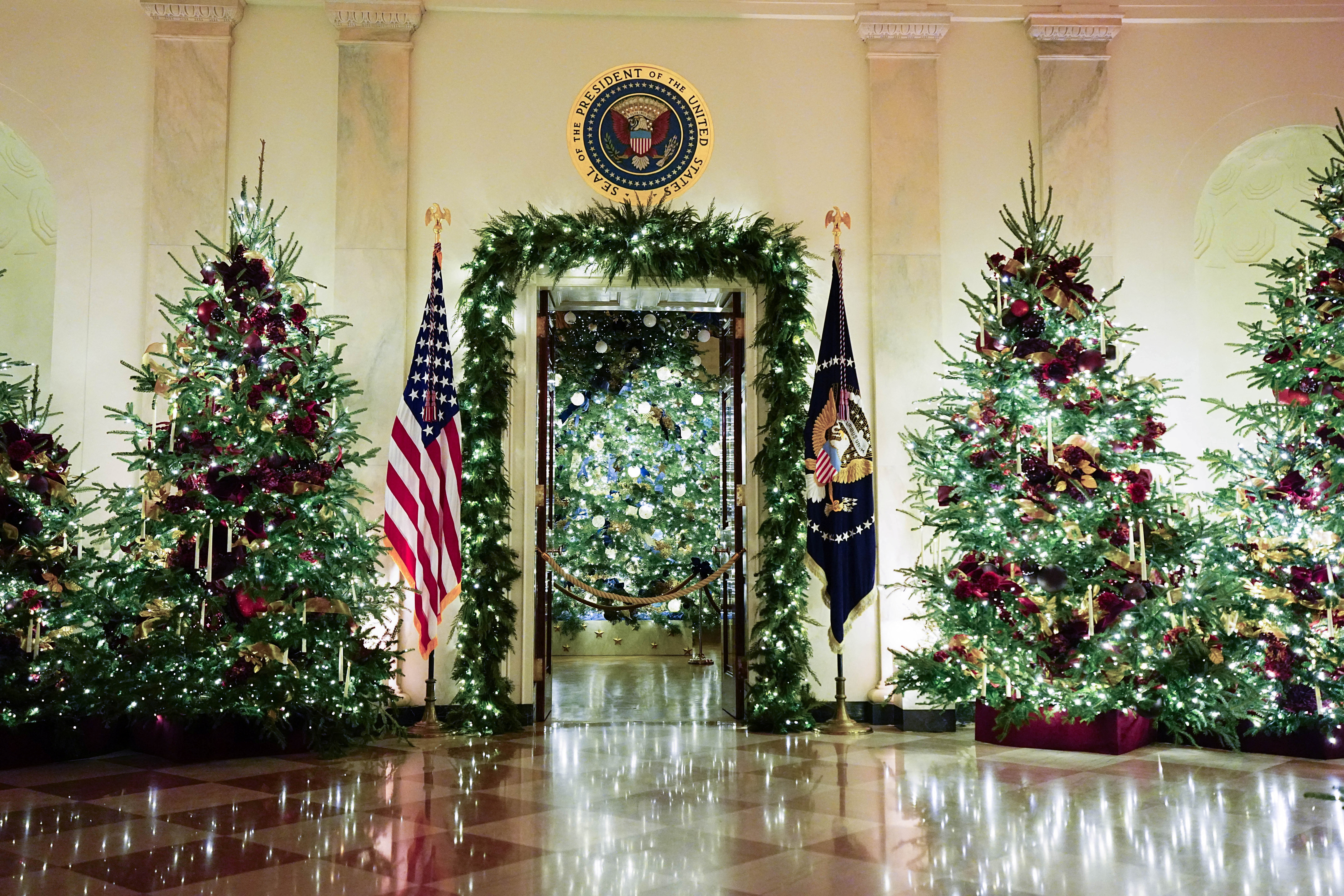 «Αποκαλυπτήρια» του γιορτινού Λευκού Οίκου από τη Μελάνια: 51 δέντρα και ένα lego πορτρέτο του προέδρου Τραμπ-1