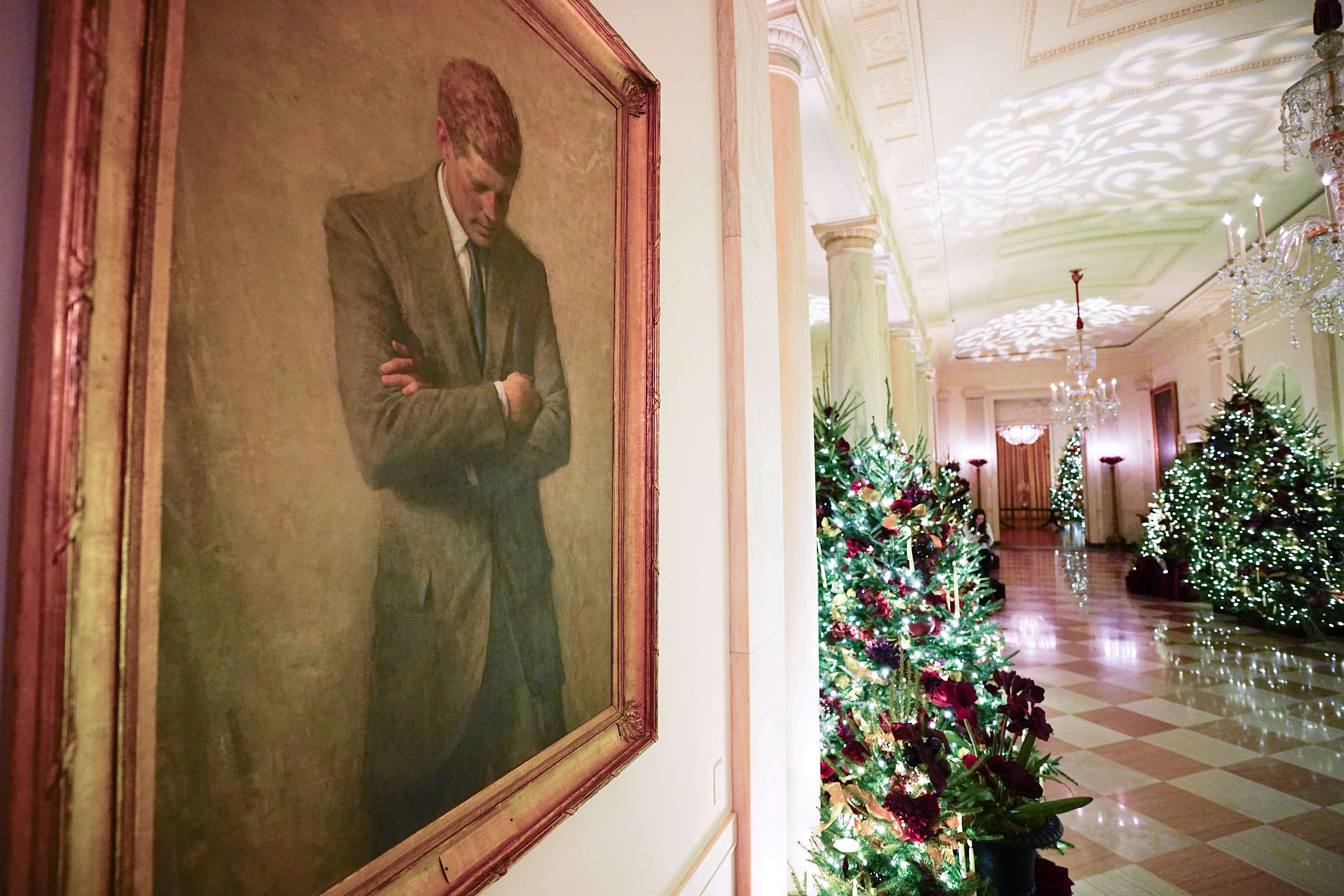 «Αποκαλυπτήρια» του γιορτινού Λευκού Οίκου από τη Μελάνια: 51 δέντρα και ένα lego πορτρέτο του προέδρου Τραμπ-9