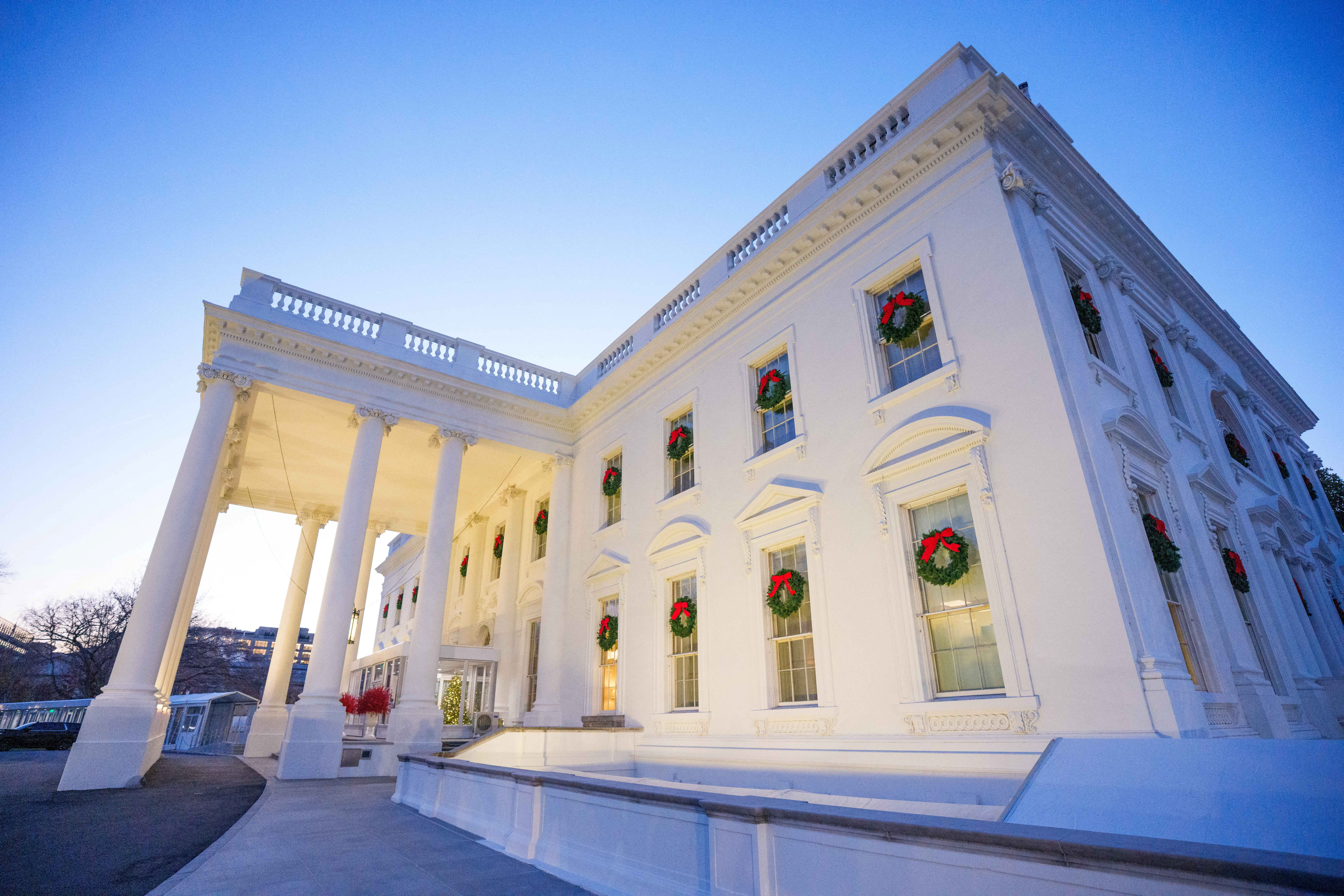 «Αποκαλυπτήρια» του γιορτινού Λευκού Οίκου από τη Μελάνια: 51 δέντρα και ένα lego πορτρέτο του προέδρου Τραμπ-7