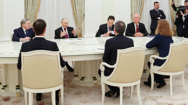 aposyrsi-apo-tin-eyropi-kai-strofi-stin-asia-thelei-o-tramp-563960026