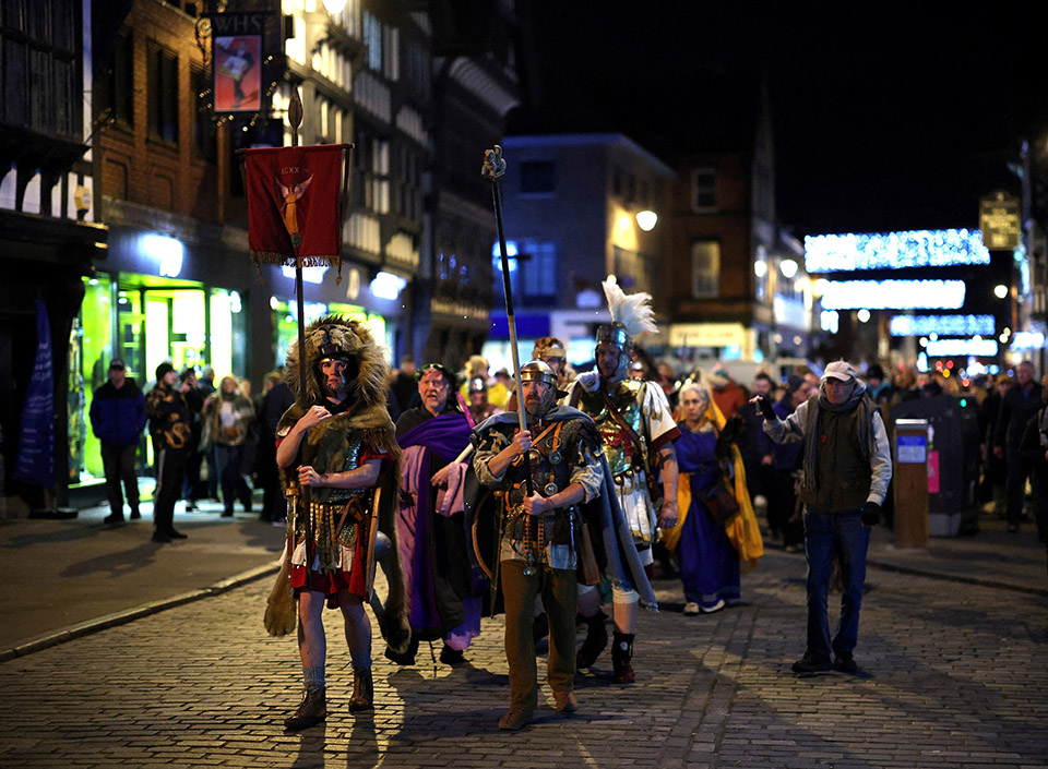 Ο μικρός Χριστός με χειροπέδες-3