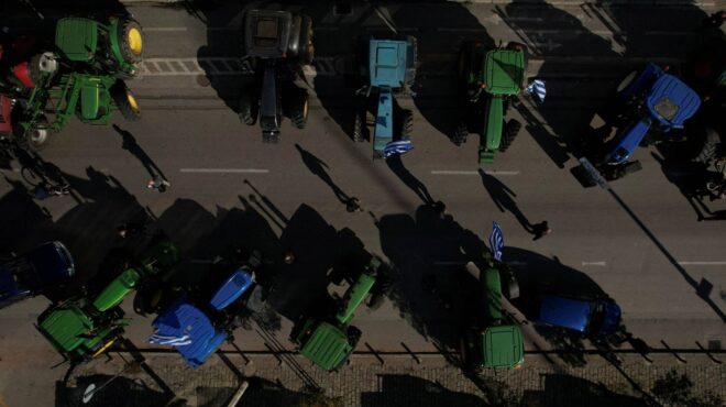 παραμένουν-στα-μπλόκα-οι-αγρότες-σή-563982301