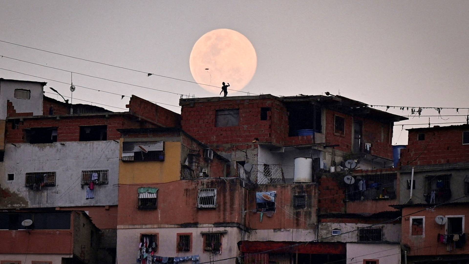 Το 2025 μέσα από 30 φωτογραφίες – Τα γεγονότα που σημάδεψαν τη χρονιά που πέρασε-7