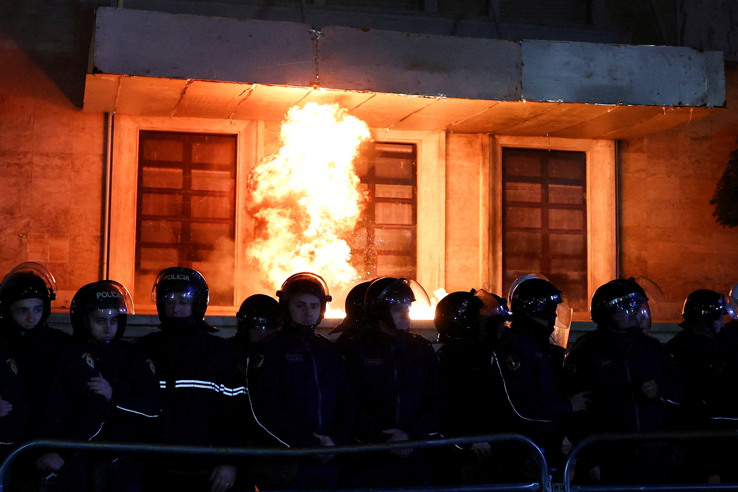 Αλβανία: Σοβαρά επεισόδια στα Τίρανα και μολότοφ έξω από το γραφείο του Ράμα-2