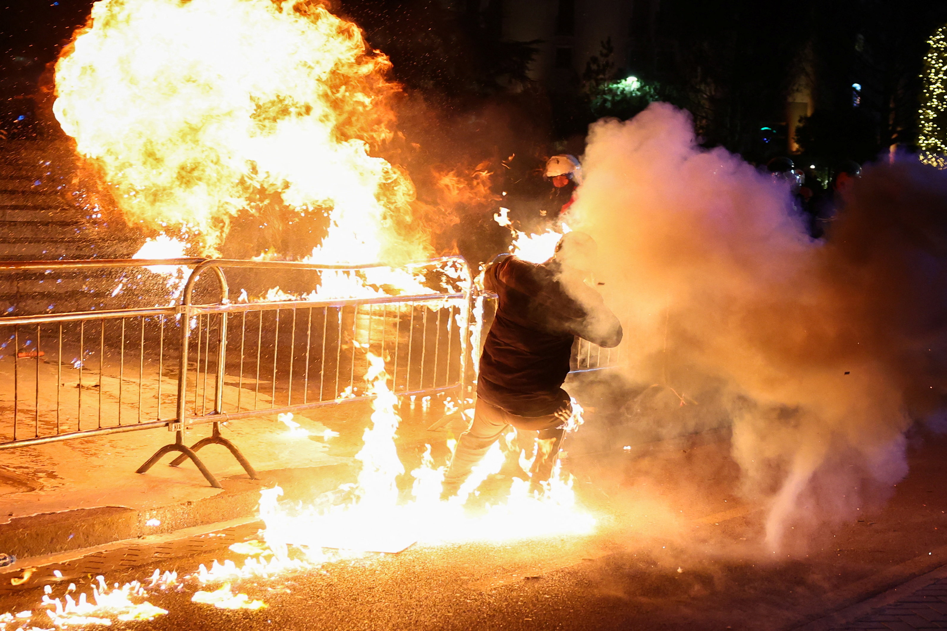 Αλβανία: Σοβαρά επεισόδια στα Τίρανα και μολότοφ έξω από το γραφείο του Ράμα-1